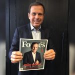 CARLOS BOLSONARO CRITICA TARCÍSIO COM FOTO DE DORIA