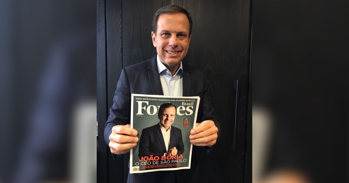 CARLOS BOLSONARO CRITICA TARCÍSIO COM FOTO DE DORIA