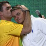 BOLSONARO: Flávio Bolsonaro Comenta Transferência do Pai