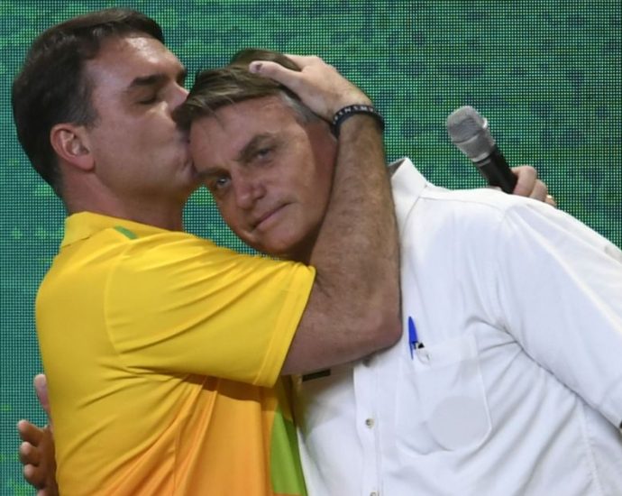 BOLSONARO: Flávio Bolsonaro Comenta Transferência do Pai