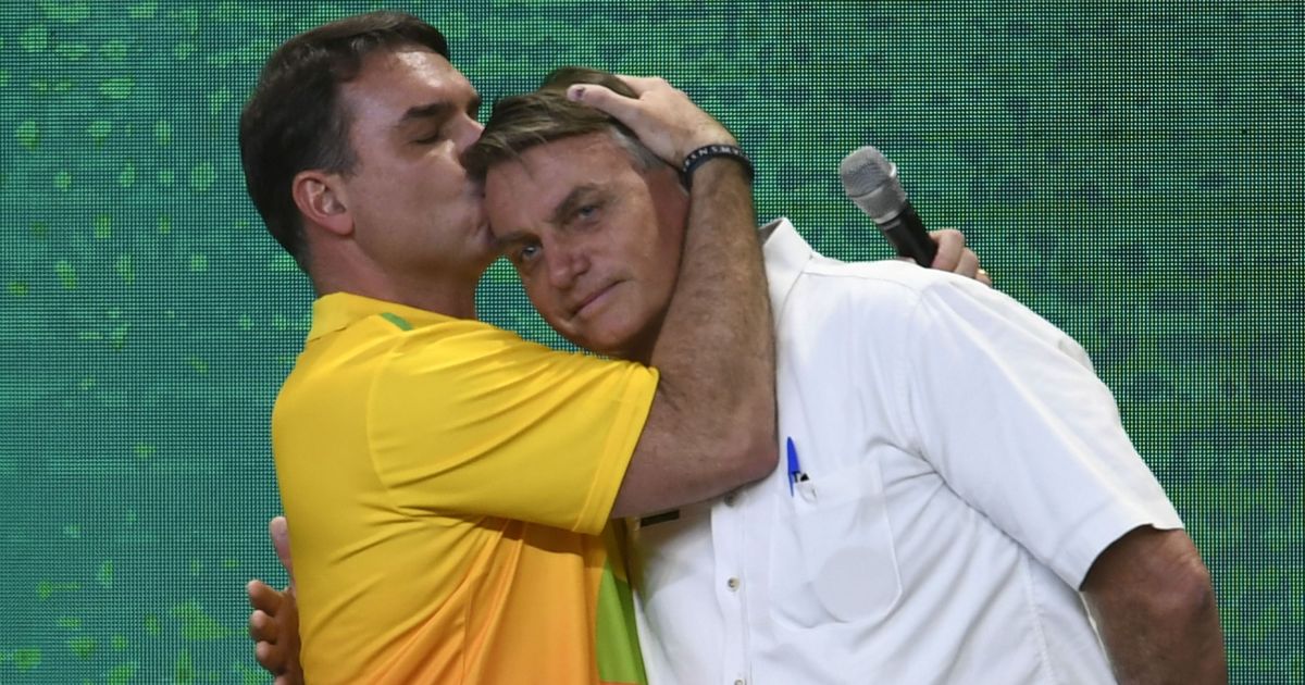 BOLSONARO: Flávio Bolsonaro Comenta Transferência do Pai