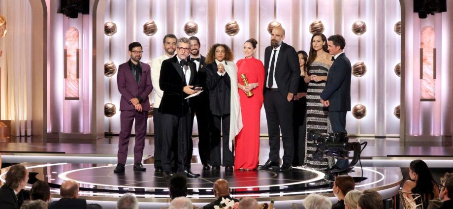 AGENTE SECRETO CONQUISTA GLOBO DE OURO E FAZ HISTÓRIA