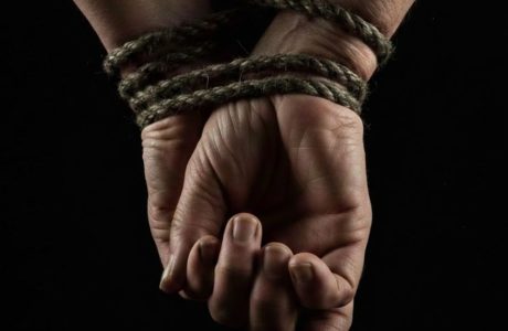 HOMEM É PRESO POR AMARRAR MÃE E SACAR BENEFÍCIO