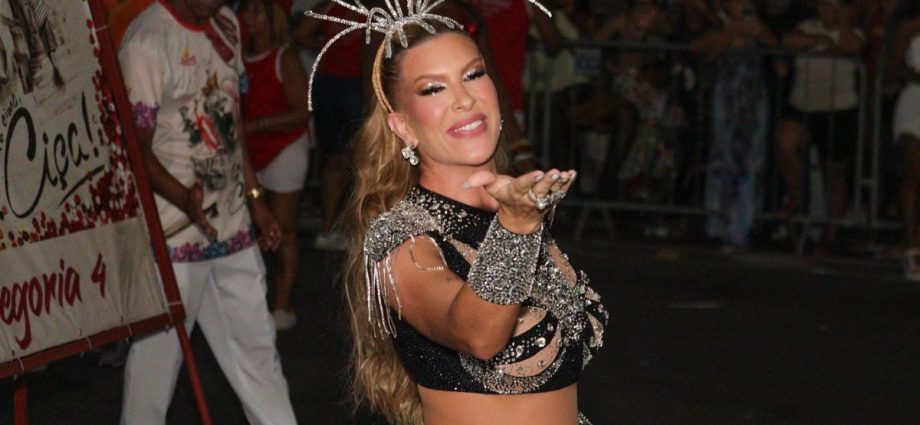 LIVRE DE PRECONCEITOS: LORE IMPROTA BRILHA NA VIRADOURO