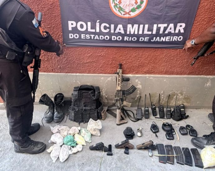 POLÍCIA MILITAR LIBERTA REFÉNS EM NITERÓI