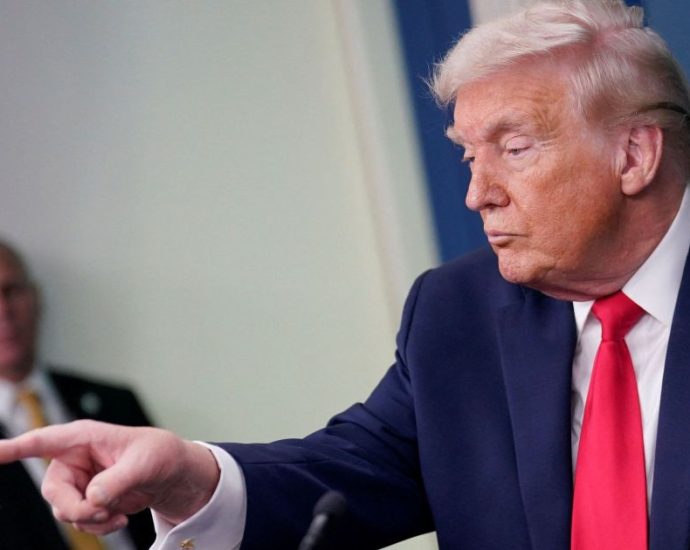 NAVIOS MILITARES DOS EUA RUMAM PARA O IRÃ