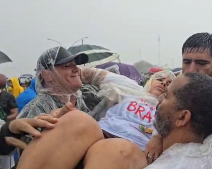 RAIO ATINGE MANIFESTAÇÃO E DEIXA FERIDOS EM BRASÍLIA
