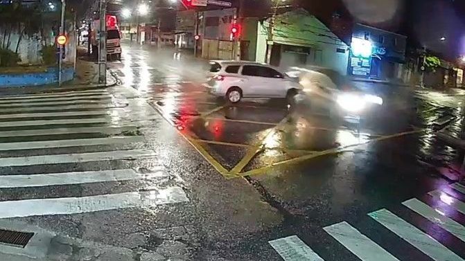 COLISÃO FATAL: CÂMERA REGISTRA ACIDENTE NO RECIFE