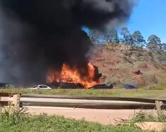 ÔNIBUS CLANDESTINO: INCÊNDIO NA FERNÃO DIAS CHOCA