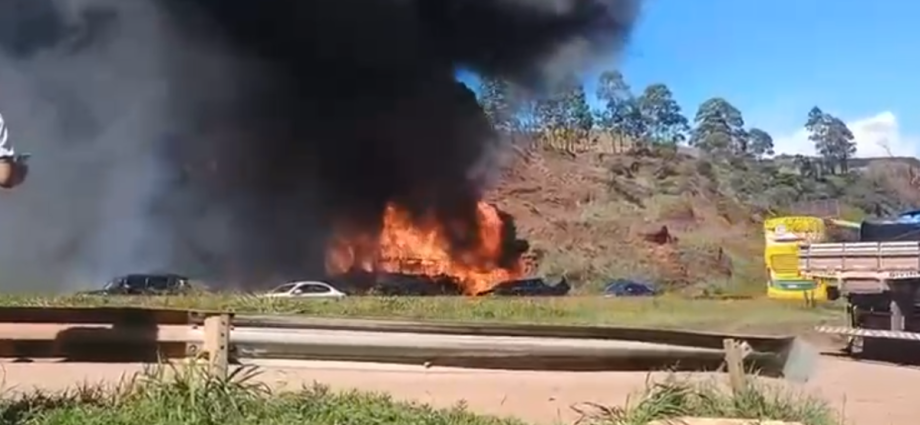 ÔNIBUS CLANDESTINO: INCÊNDIO NA FERNÃO DIAS CHOCA