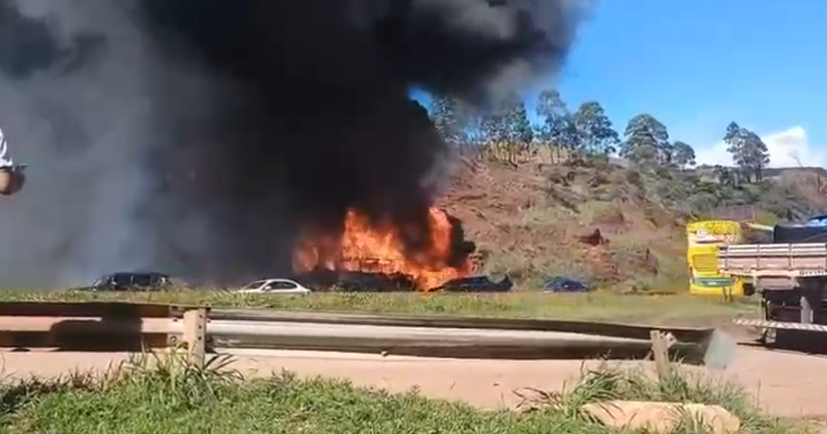ÔNIBUS CLANDESTINO: INCÊNDIO NA FERNÃO DIAS CHOCA