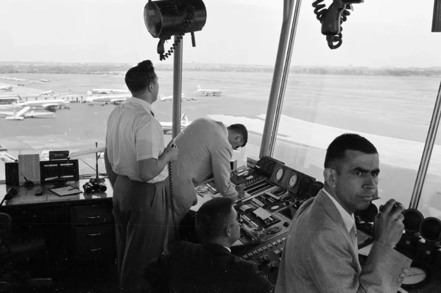 OVNIS: EUA PERSEGUIRAM OBJETOS DESCONHECIDOS EM 1952