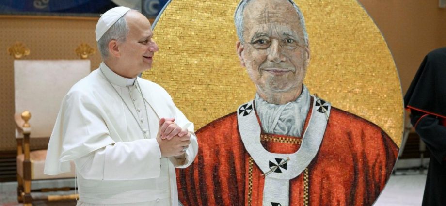 MOSAICO DEDICADO AO PAPA É APRESENTADO NA BASÍLICA