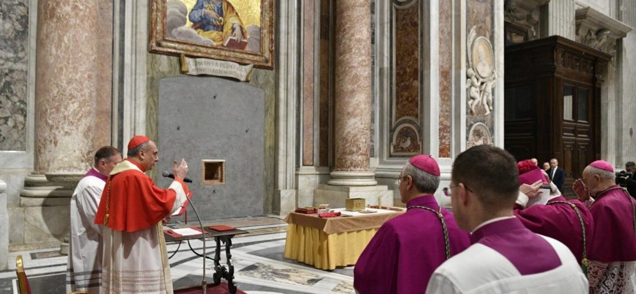 BASÍLICA DE SÃO PEDRO: PORTA SANTA FECHADA