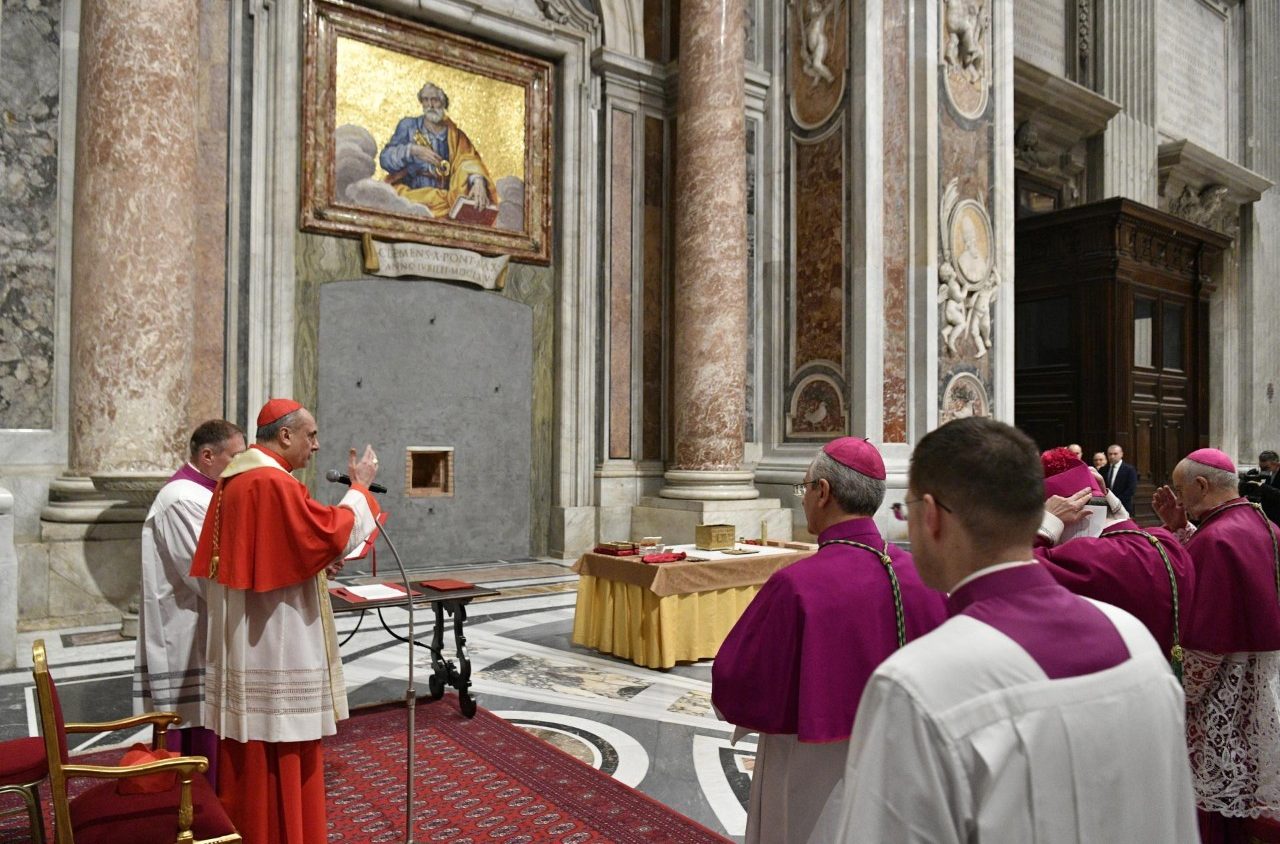 BASÍLICA DE SÃO PEDRO: PORTA SANTA FECHADA
