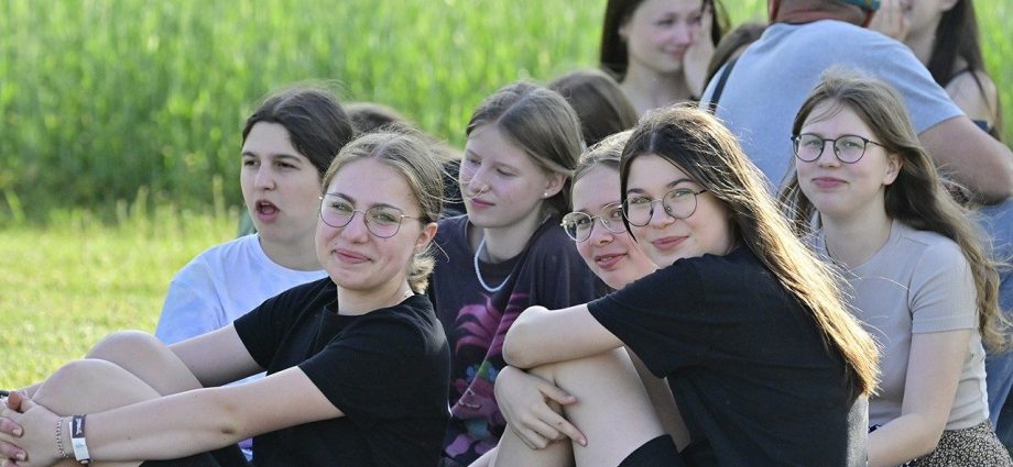 JUVENTUDE DIGITAL: O CANSATIVO MUNDO CONECTADO