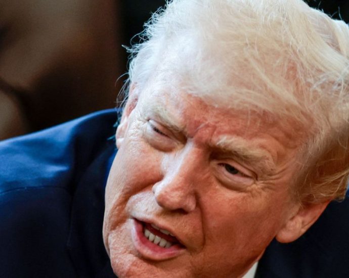 PROTESTOS NO IRÃ: TRUMP MONITORA SITUAÇÃO E AVALIA OPÇÕES