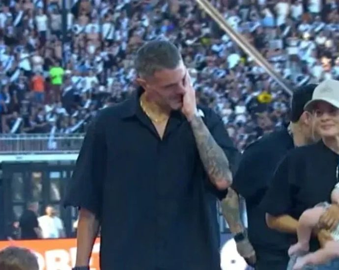 PABLO VEGETTI EMOCIONA TORCIDA DO VASCO EM DESPEDIDA