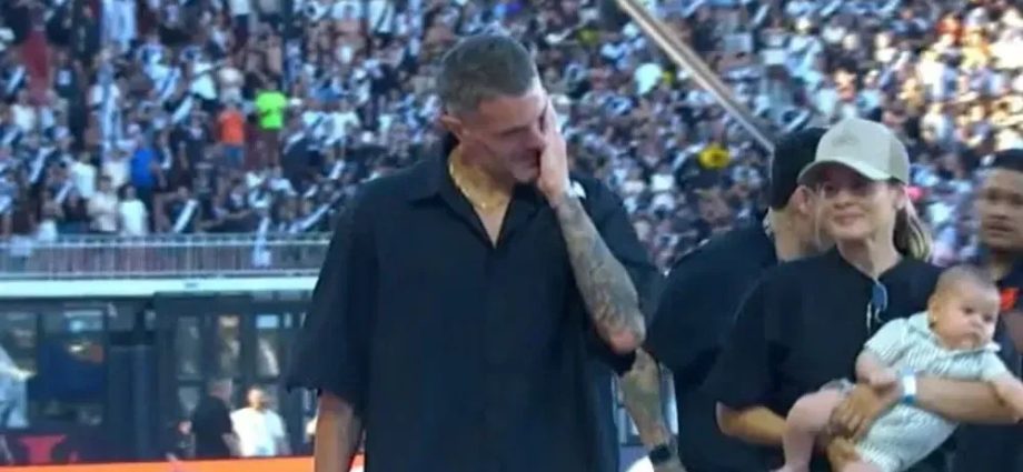 PABLO VEGETTI EMOCIONA TORCIDA DO VASCO EM DESPEDIDA