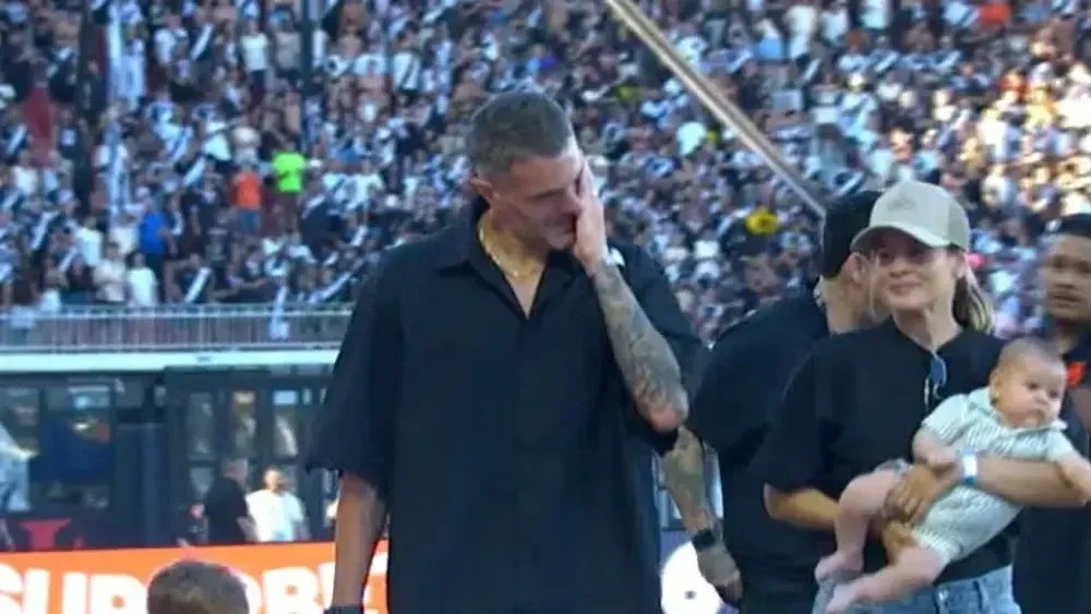PABLO VEGETTI EMOCIONA TORCIDA DO VASCO EM DESPEDIDA