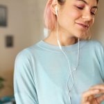 FONES DE OUVIDO COM FIO: O RETORNO À MODA