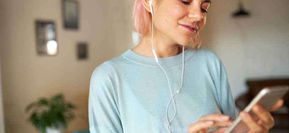 FONES DE OUVIDO COM FIO: O RETORNO À MODA