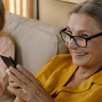 IDOSOS COM CELULARES ALCANÇAM 90% EM 2025, DIZ PESQUISA