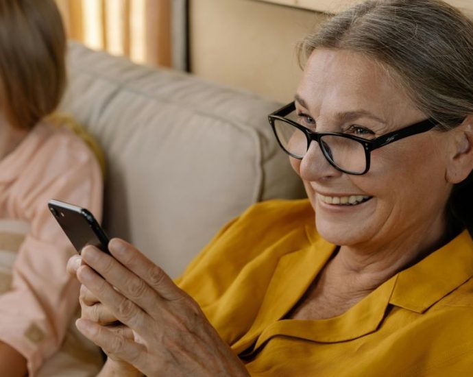 IDOSOS COM CELULARES ALCANÇAM 90% EM 2025, DIZ PESQUISA