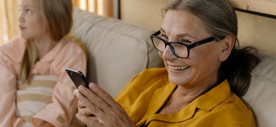 IDOSOS COM CELULARES ALCANÇAM 90% EM 2025, DIZ PESQUISA