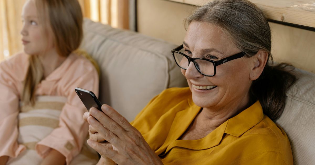 IDOSOS COM CELULARES ALCANÇAM 90% EM 2025, DIZ PESQUISA