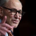 FED: LÍDER DEMOCRATA DEFENDE BARRAR WARSH