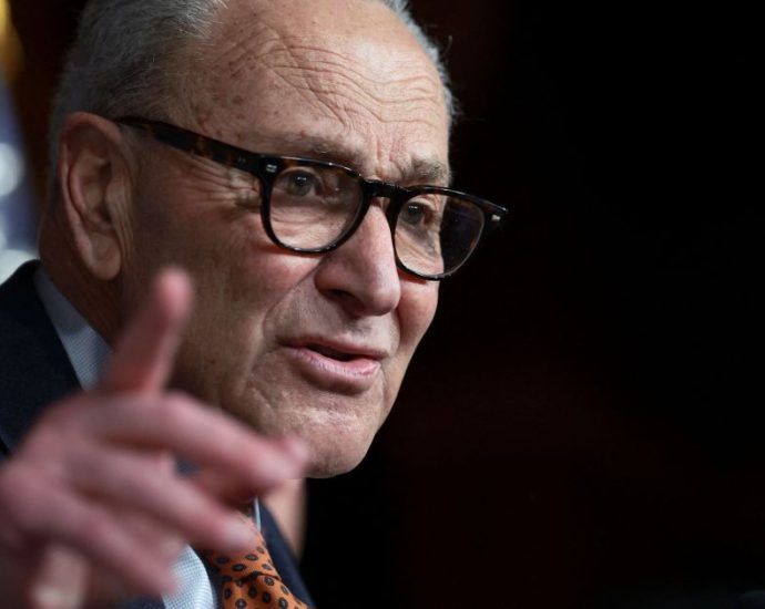 FED: LÍDER DEMOCRATA DEFENDE BARRAR WARSH