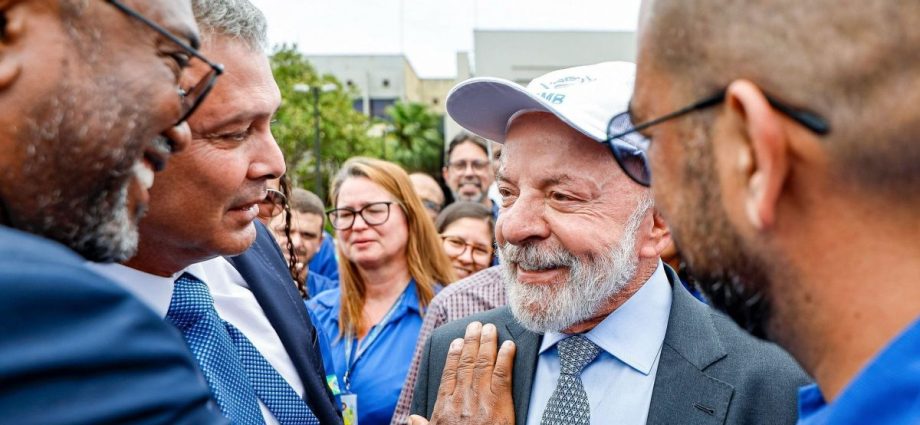 REDES SOCIAIS: IMPACTO NA POLÍTICA E SOCIEDADE