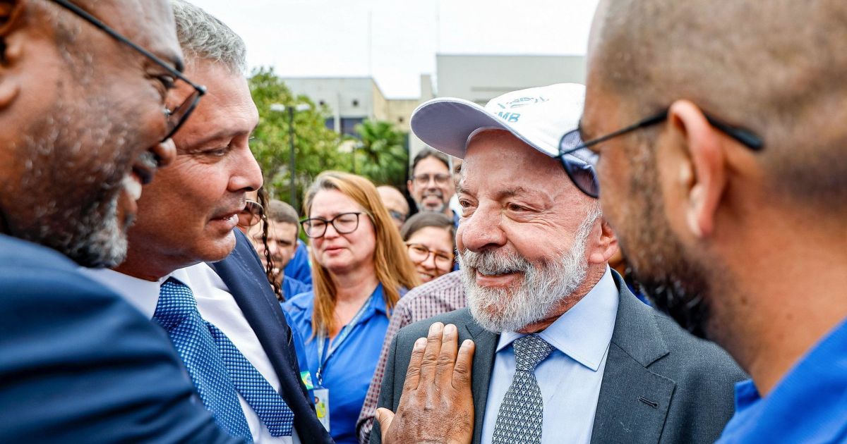 REDES SOCIAIS: IMPACTO NA POLÍTICA E SOCIEDADE