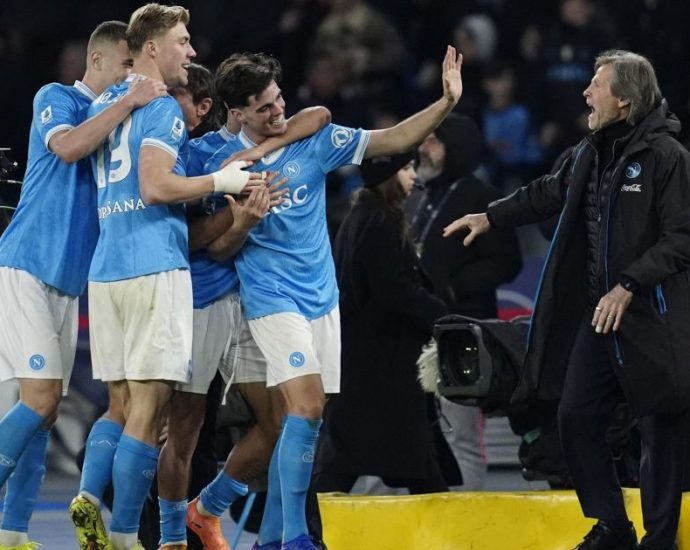 NAPOLI VENCE FIORENTINA, MAS PERDE DI LORENZO