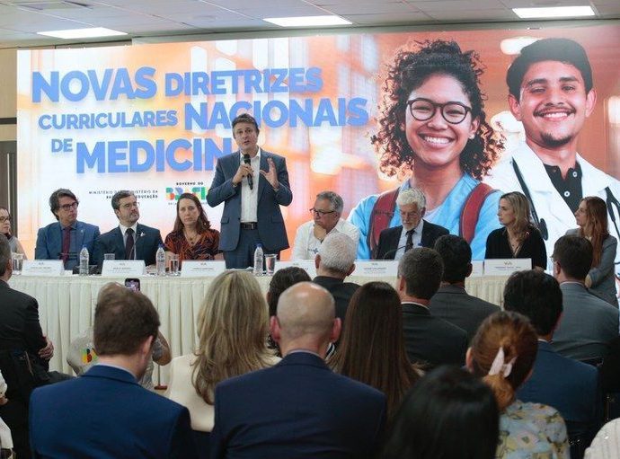 ENAMED: CAMILO SANTANA DEFENDE AVALIAÇÃO DA FORMAÇÃO MÉDICA