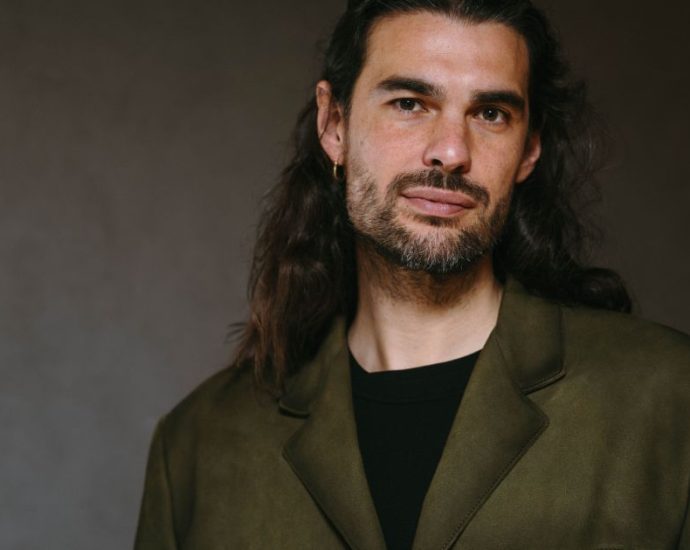 OLIVER LAXE: CONHEÇA O DIRETOR DE SIRÂT