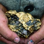 OURO: QUEDA COM REALIZAÇÃO DE LUCROS E MENOR TENSÃO