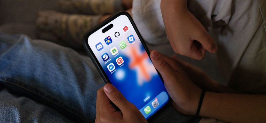 REDES SOCIAIS: REINO UNIDO PODE PROIBIR USO POR CRIANÇAS