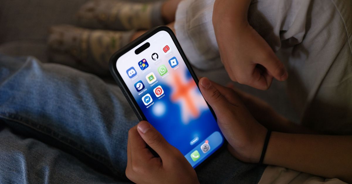 REDES SOCIAIS: REINO UNIDO PODE PROIBIR USO POR CRIANÇAS