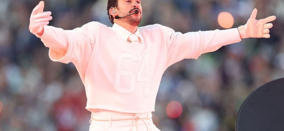 BAD BUNNY: TRIBUTO EM SEU FIGURINO NO SUPER BOWL