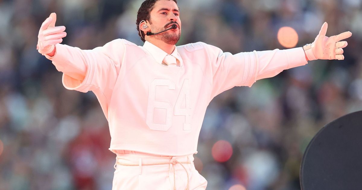 BAD BUNNY: TRIBUTO EM SEU FIGURINO NO SUPER BOWL