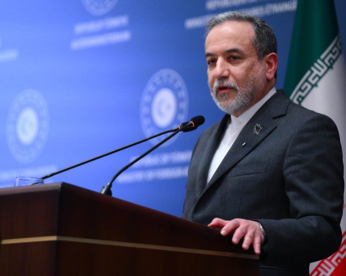 URÂNIO ENRIQUECIDO: IRÃ DESAFIA EUA EM POLÍTICA NUCLEAR