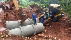 MANUTENÇÃO EM PASSAGEM DE ÁGUAS PLUVIAIS EM ANDRADINA
