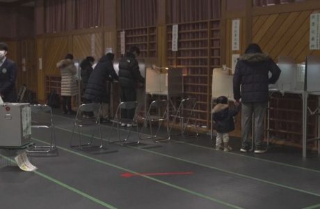 ELEITORES JAPONESES VOTAM EM MEIO À NEVE RECORD