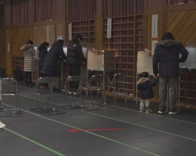 ELEITORES JAPONESES VOTAM EM MEIO À NEVE RECORD