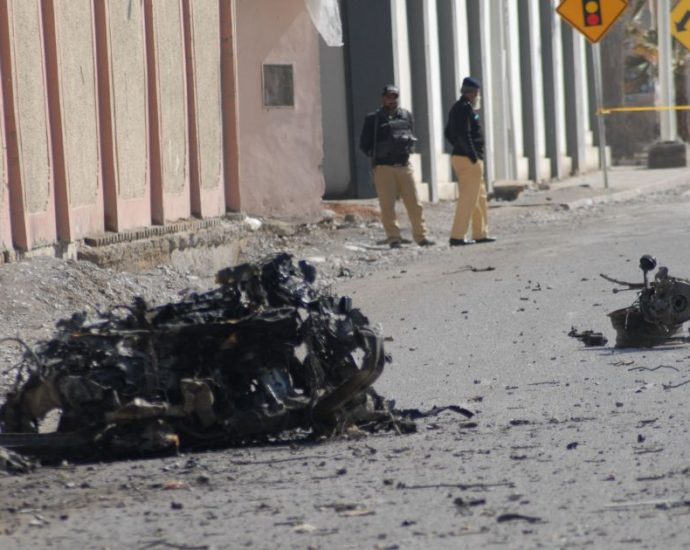 PAQUISTÃO RETOMA CONTROLE COM HELICÓPTEROS E DRONES