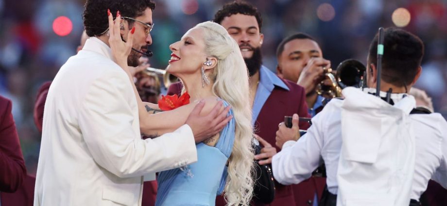 BAD BUNNY NO SUPER BOWL: SHOW IMPACTANTE COM ARTISTAS FAMOSOS