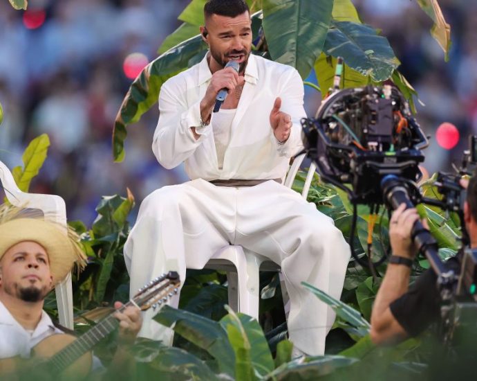 RICKY MARTIN BRILHA NO SUPER BOWL LX COM BAD BUNNY