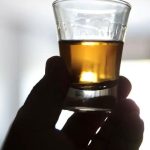 CACHAÇA ENVENENADA: HOMEM TENTA MATAR VIZINHO